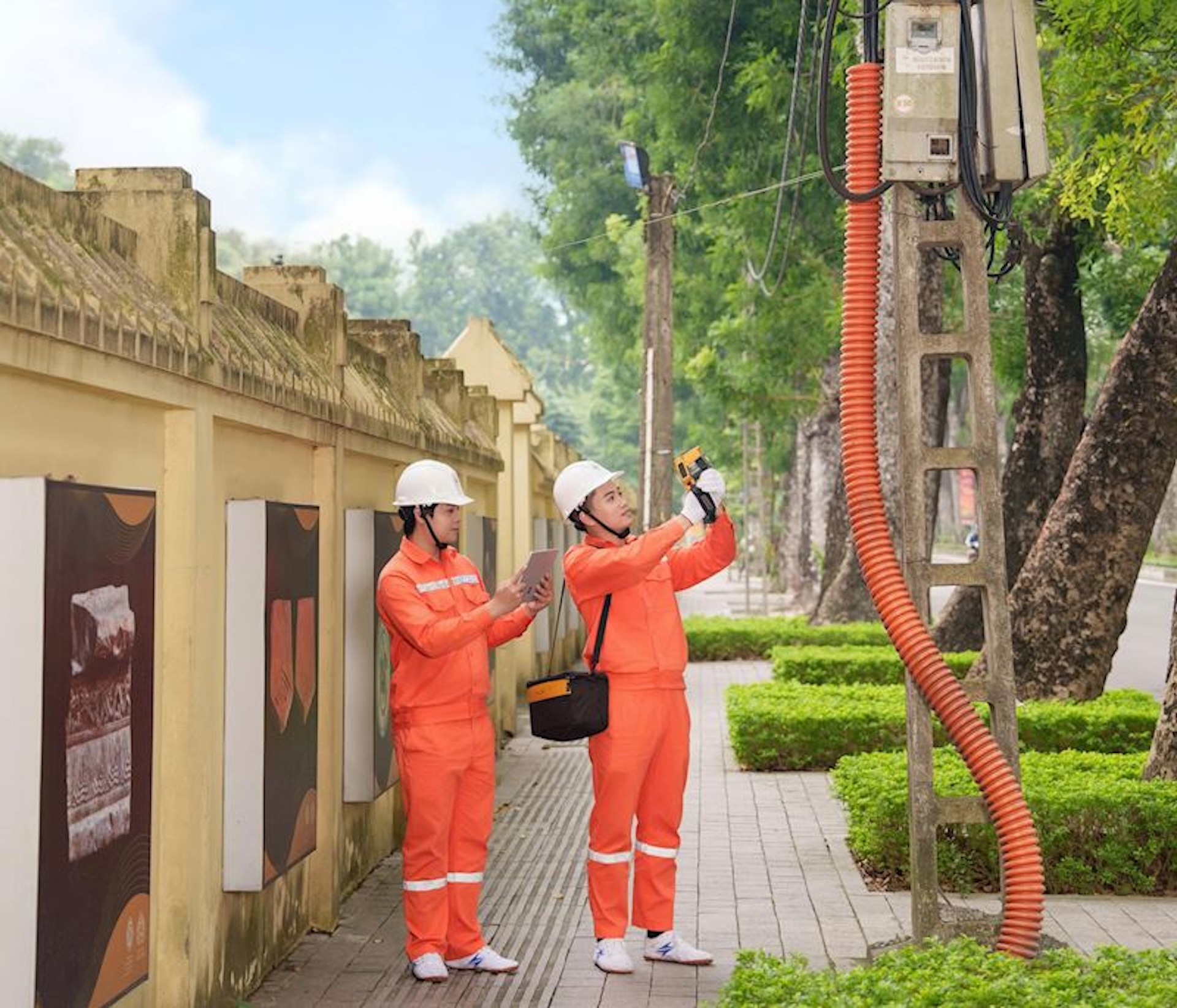 EVNHANOI huy động hơn 6.000 ca trực, bảo đảm điện thông suốt dịp Tết